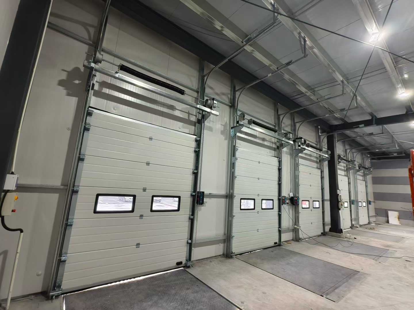 Versand von industriellen Sektionaltoren und Überladebrücken für Lagerprojekte